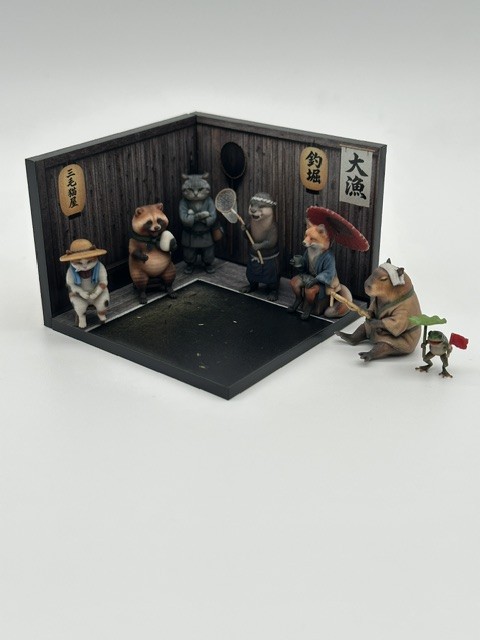 フルカラー3Dプリントで出力した釣り堀のジオラマ。傘をさすカピバラやカエルなど、デフォルメ動物のフィギュア7体が並ぶ実物写真