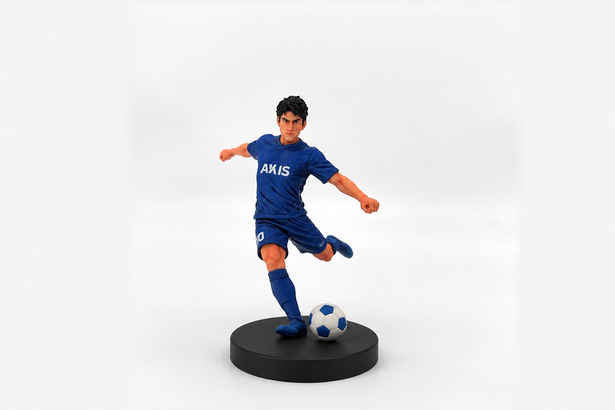 ボールを蹴るサッカー選手のフルカラー3Dフィギュア（実物）