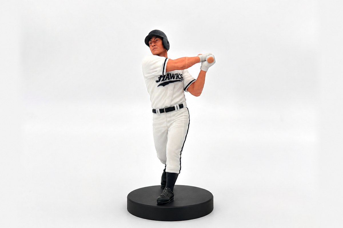 フルスイングする野球選手のフルカラー3Dフィギュア（実物）