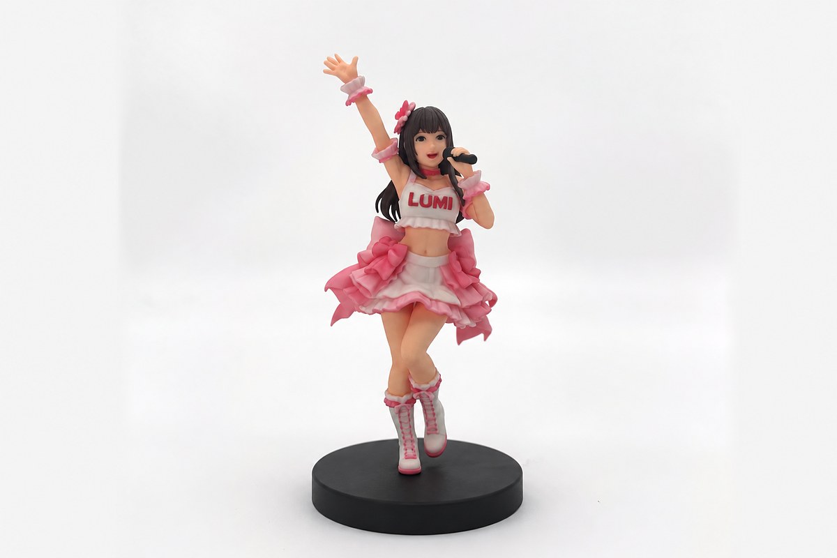 マイクを持って歌うアイドルのフルカラー3Dフィギュア（実物）