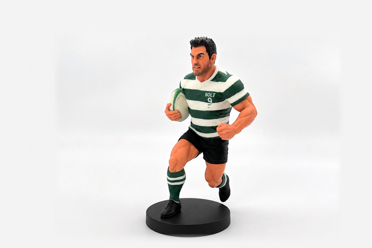 ボールを抱えて走るラグビー選手のフルカラー3Dフィギュア（実物）