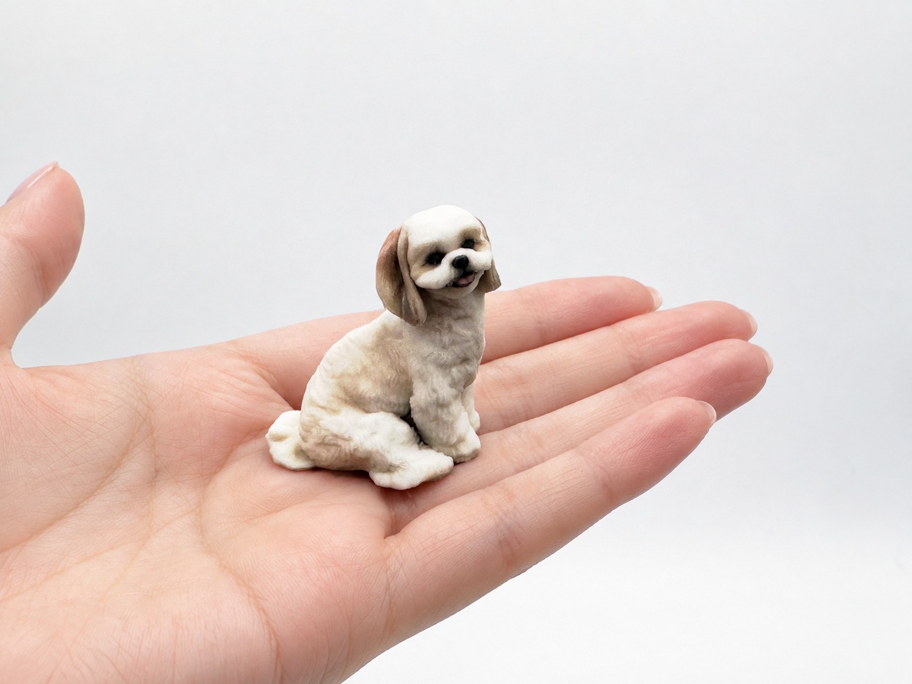 手のひらにのった犬のフィギュア